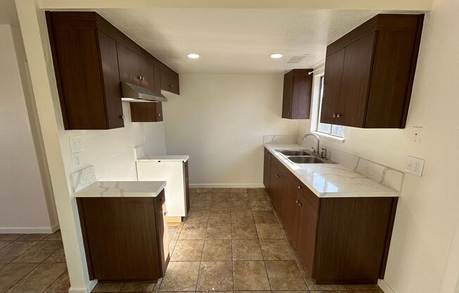 2 beds, 1 bath, $1,295, Unit 884 E Samoa