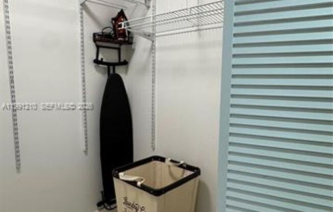 1 bed, 1 bath, 981 sqft, $3,350, Unit 41 SE 5th St # 2305