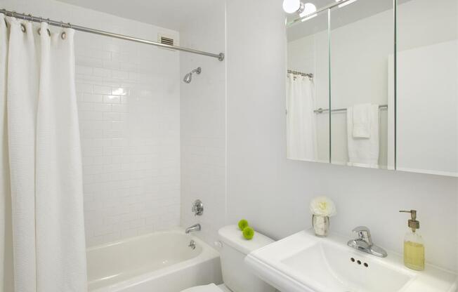 2 beds, 2 baths, 975 sqft, $5,810, Unit 20D