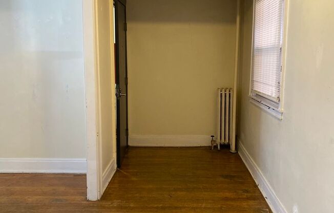 3 beds, 1.5 baths, $2,100, Unit 905 Maryland Apt 2