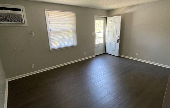 2 beds, 1 bath, 700 sqft, $795, Unit B