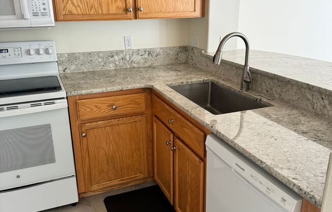 Beautiful 3 Bedroom in Grand Oaks Neighborhood