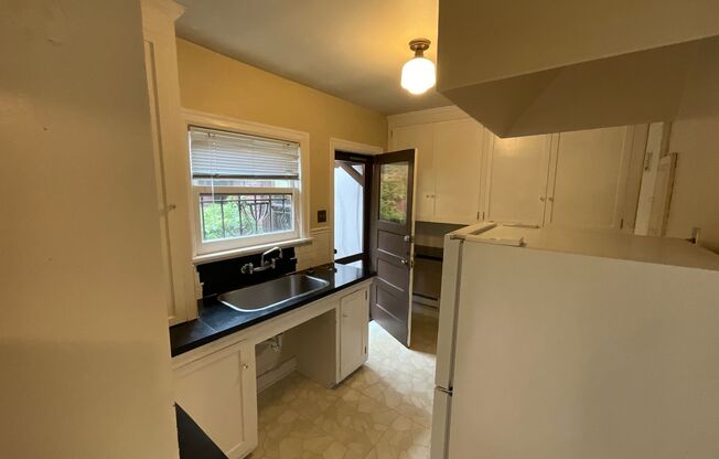 1 bed, 1 bath, 750 sqft, $2,095, Unit 604 13th Ave E