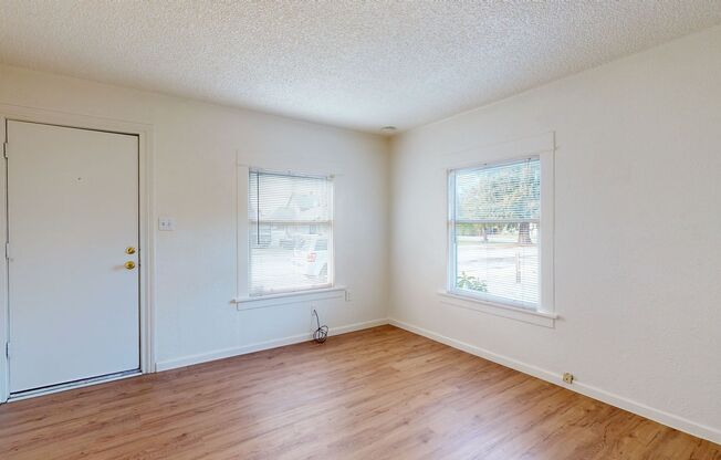 Charming Two Bedroom In the Heart of Downtown Kent !