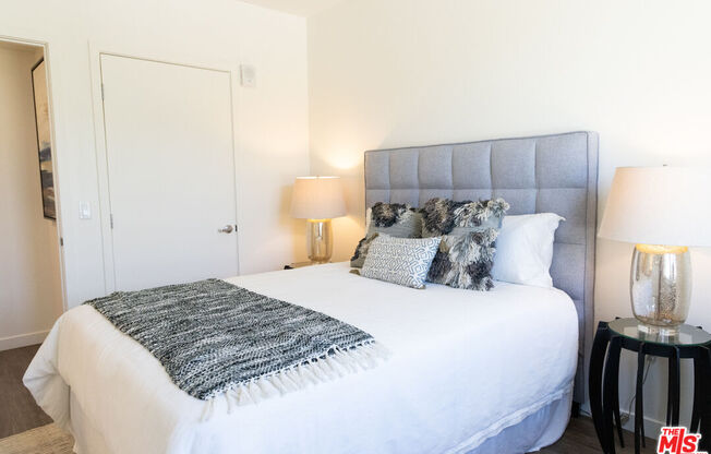 2 beds, 2 baths, 971 sqft, $4,752, Unit 205W