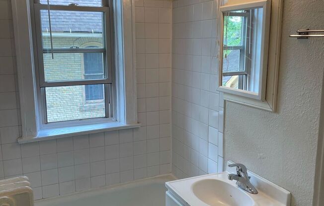 Studio, 1 bath, $795, Unit 33