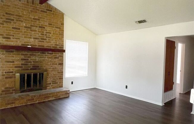 Charming 2BR/2BA Home with Easy Highway Access in NRH