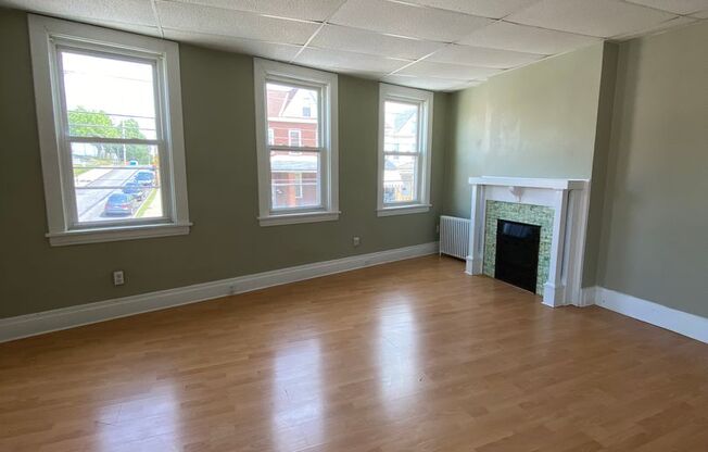 2 beds, 1 bath, $1,150, Unit Top