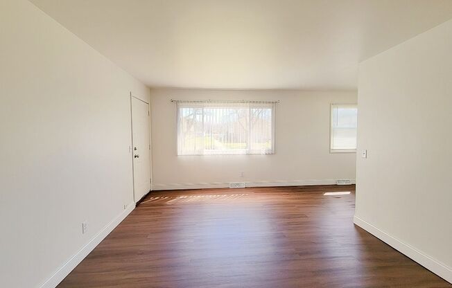 2 beds, 1 bath, 850 sqft, $1,349, Unit 5822-1 Balsam