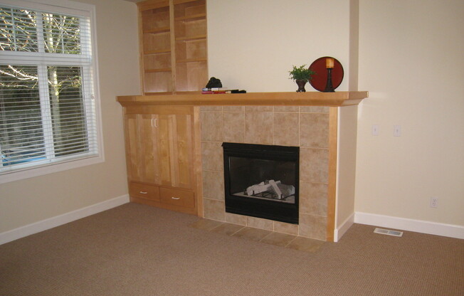 $500 off second month's rent if move-in by 11/27/2024.  Immaculately maintained LO townhome in the Palisades neighborhood