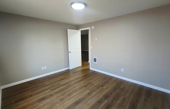 2 beds, 1 bath, 907 sqft, $1,100, Unit 1885E