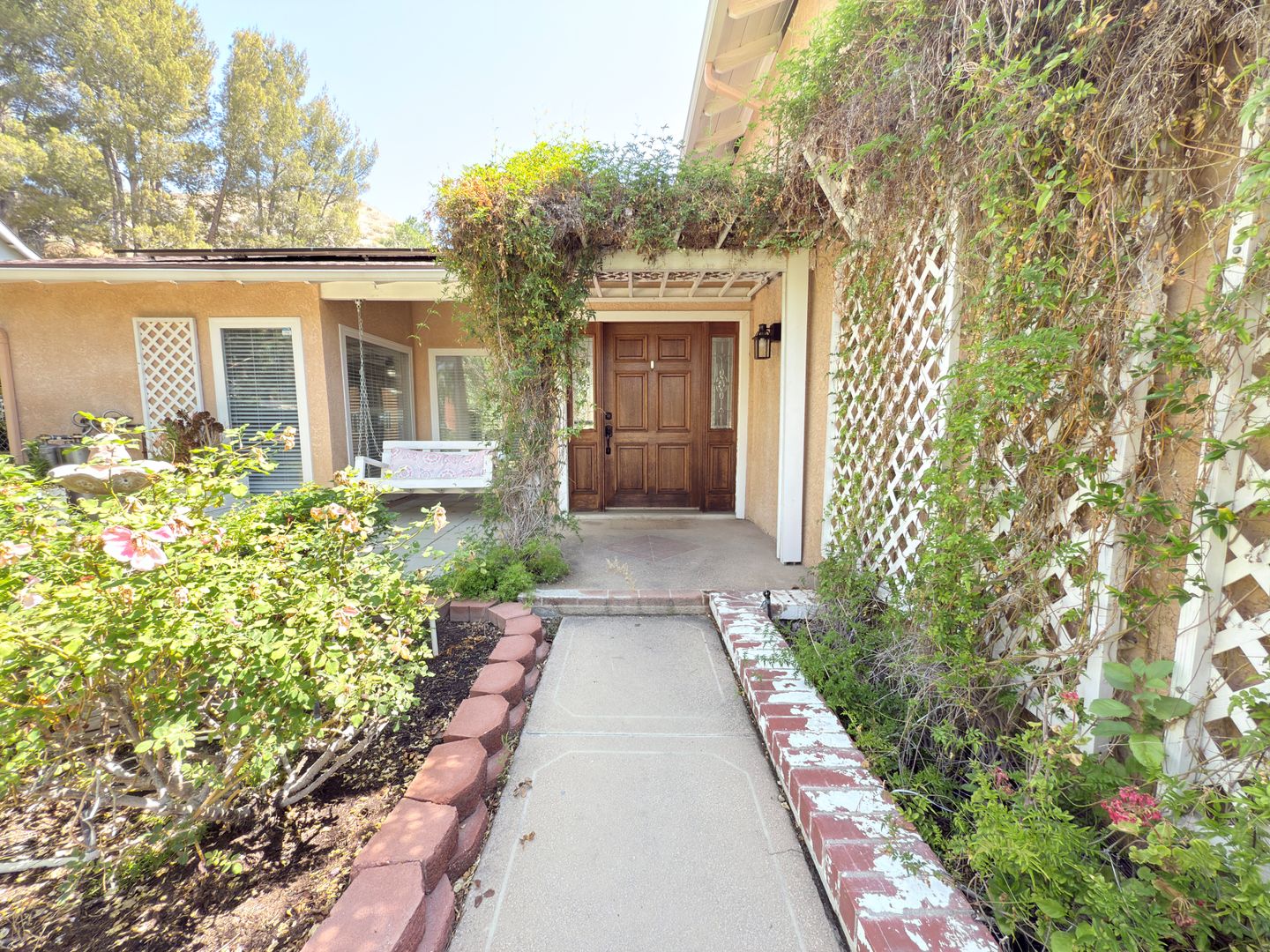 Spacious 4-Bedroom Home in Prime Santa Clarita Location