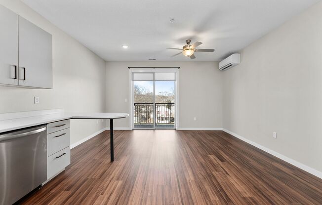 Studio, 1 bath, 525 sqft, $1,095, Unit 415