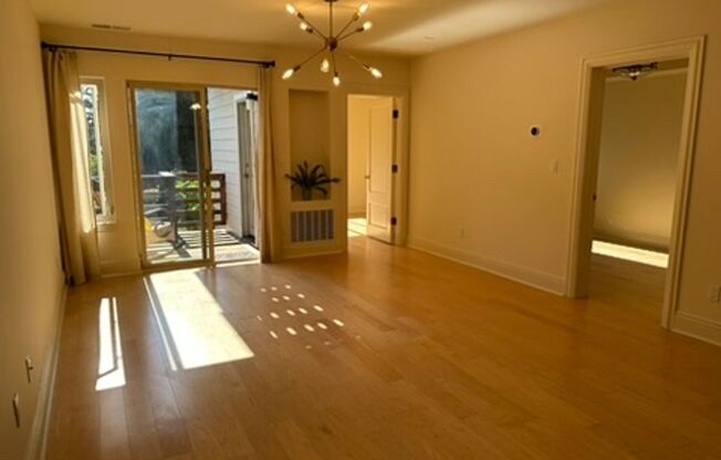 Epic REA- Serene 2 BR/1 BA Flat w/Private Deck & Yard in Lone Mountain