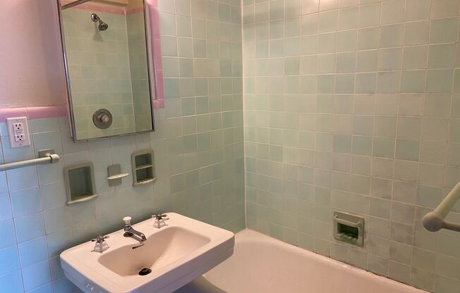 1 bed, 1 bath, $1,075, Unit 404