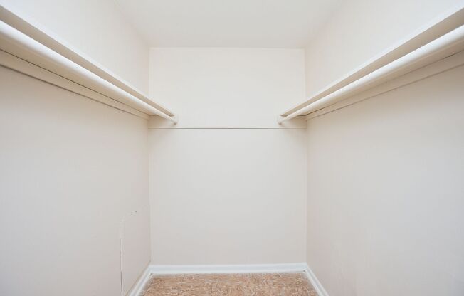 1 bed, 1 bath, 700 sqft, $895, Unit 2151 Lenox Rd C7