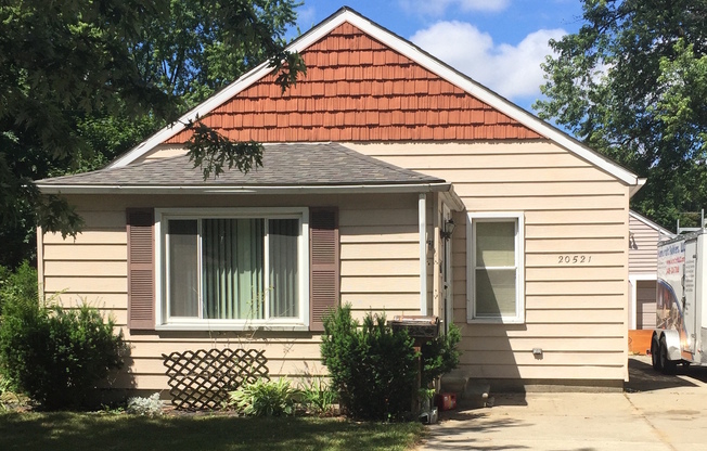2 bedroom 1 bath freshly painted in Redford