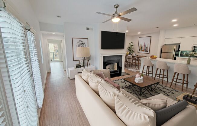 2 beds, 1 bath, 1,055 sqft, $3,700