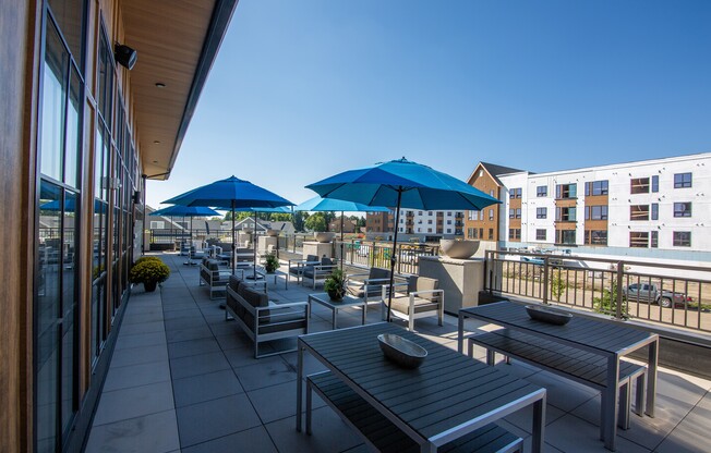 The Earl Apartments North Patio