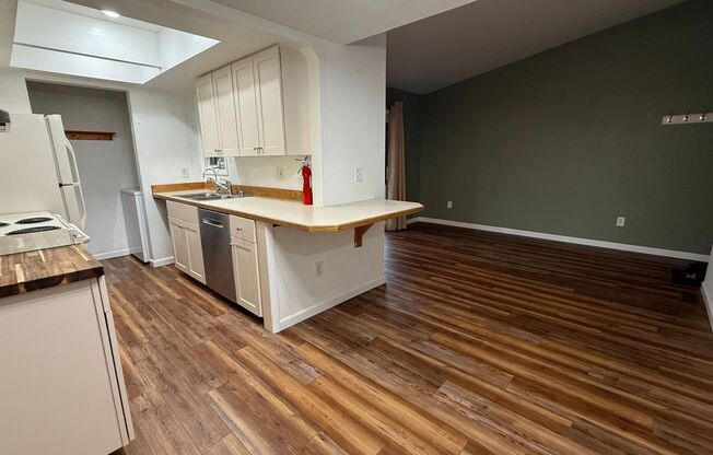 Well Maintained Top Floor 2 Bed/2 Bath Condo W/Garage Space. Call Today!