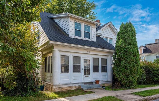 810 DEWEY AVE