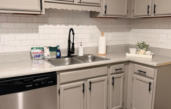 3 beds, 2 baths, 1,250 sqft, $1,575, Unit 401