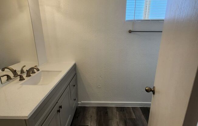 1 bed, 1 bath, 800 sqft, $999