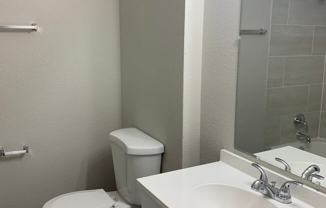 2 beds, 1 bath, 918 sqft, $1,249, Unit F219