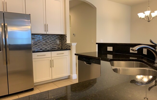 Beautiful 4/3 with fenced yard in Hunters Creek! Available August 2026