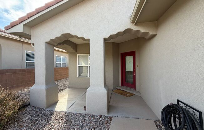 Roomy 3 Bedroom 2 Bathroom Home In Quintessence!