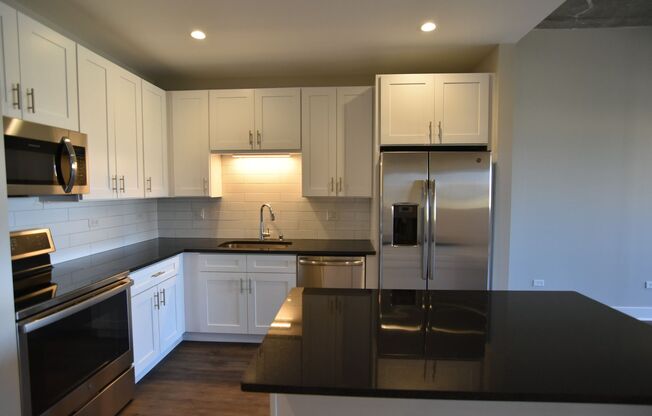 1 bed, 1 bath, 713 sqft, $3,100, Unit 3833-607