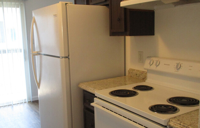 2 beds, 1 bath, $1,045, Unit # 28