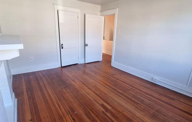 3 beds, 1 bath, $1,400, Unit 207