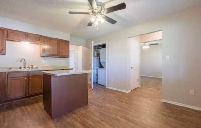 2 beds, 1 bath, 866 sqft, $810, Unit 0027