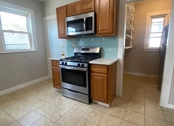 3 beds, 1 bath, 1,100 sqft, $2,700, Unit 2