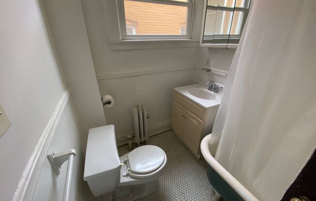 2 beds, 1 bath, 1,000 sqft, $1,750, Unit 3027 N. Calvert St. E6