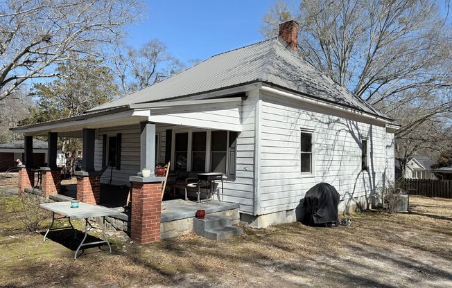 Cozy 2 Bed, 1.5 Bath Home off Whitehead Circle