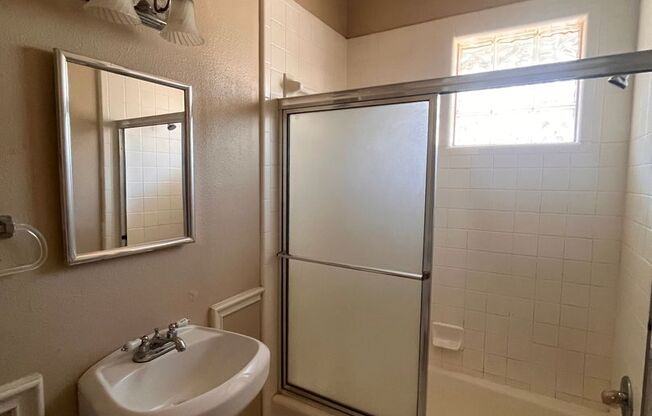 2 beds, 1 bath, $1,595