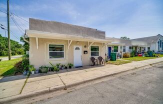 2 bedroom 1 bath close to downtown Melbourne, FIT and the beaches.