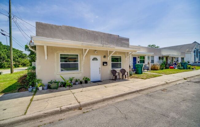 2 bedroom 1 bath close to downtown Melbourne, FIT and the beaches.