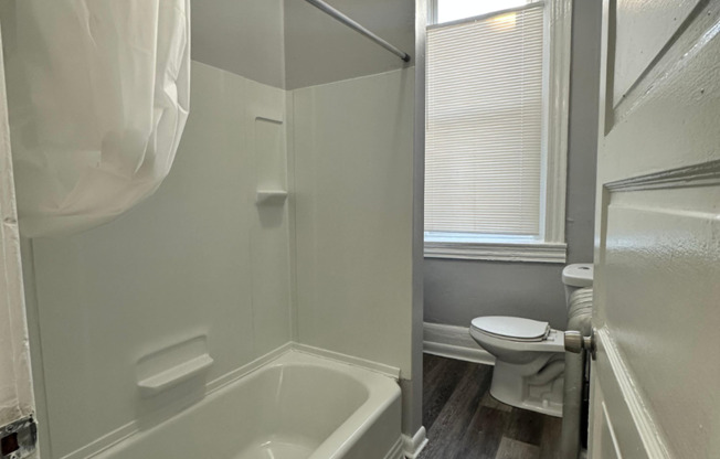 1 bed, 1 bath, $975, Unit 3300 Auchentoroly Ter - 1R