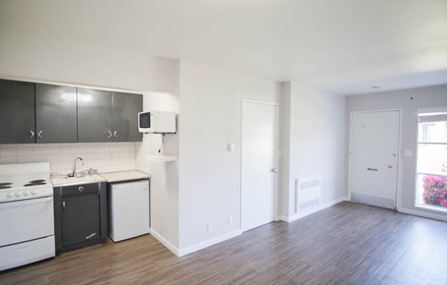 John's Landing: Mid-Century Studio w/ Walk-Through Closet!