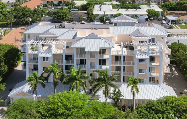 Gorgeous Penthouse Unit One Block from the Ocean