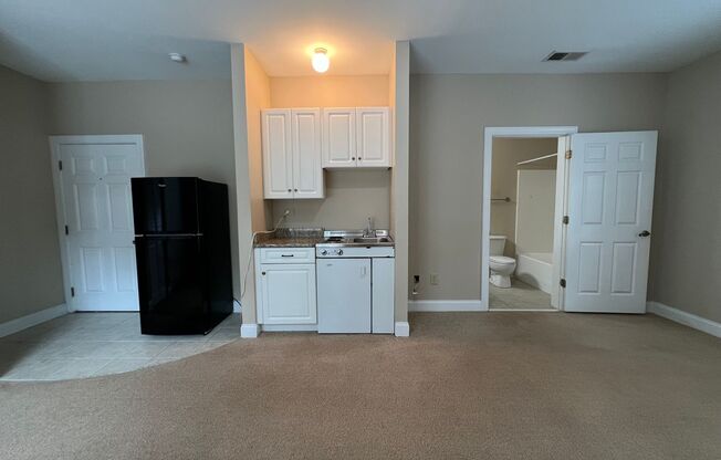 Studio, 1 bath, $850, Unit B