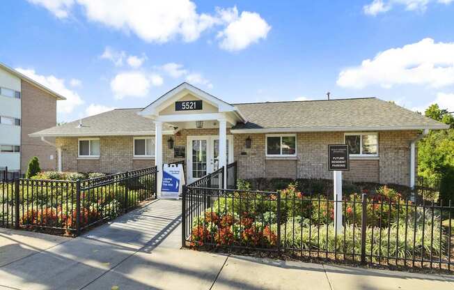 A building with the number 5521 on it.