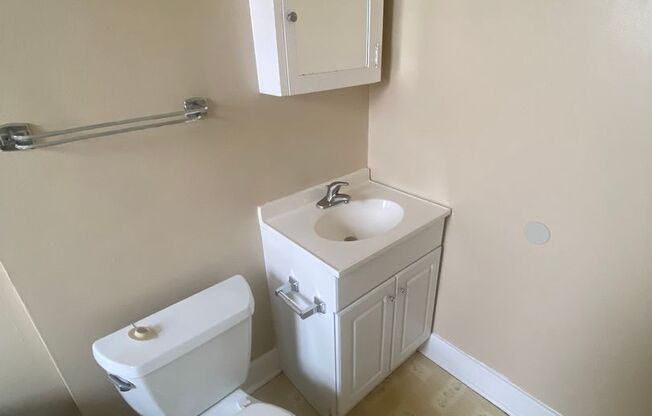 Studio, 1 bath, 400 sqft, $850, Unit 2