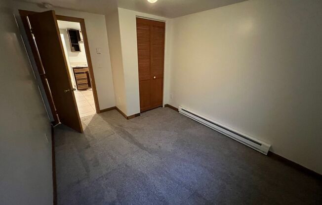 2 beds, 1 bath, 1,000 sqft, $700, Unit 834-B