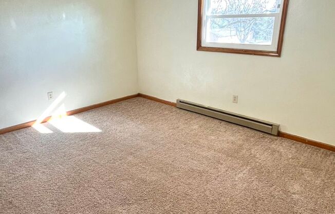 2 beds, 1 bath, 903 sqft, $1,170, Unit J-4