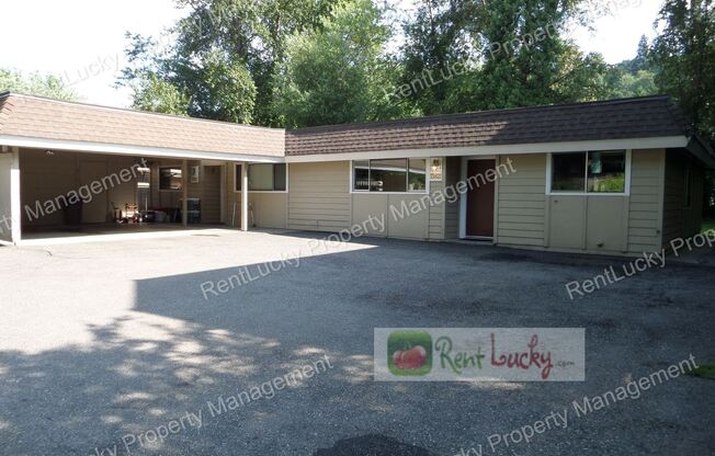 Super-Cute 2 Bedroom, 2 Bath Duplex in Unbeatable Location in Bellevue!!
