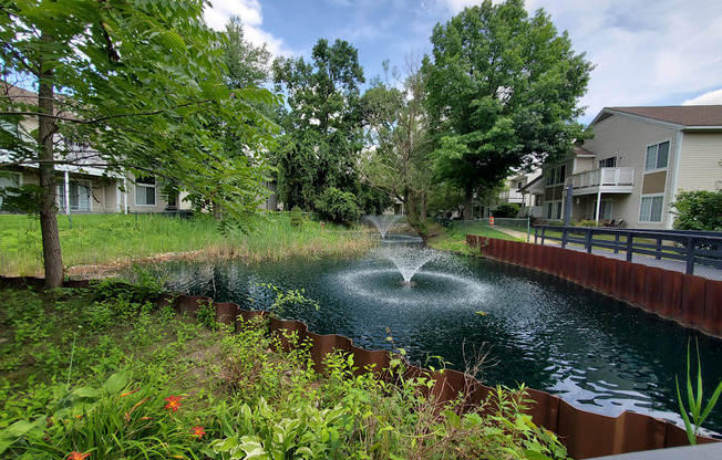 A fountain in the middle of a garden.